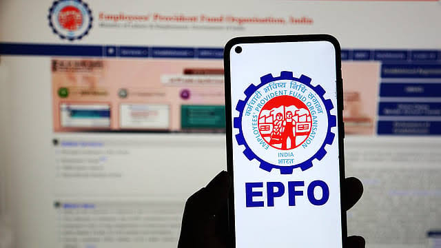 BaluGorade's tweet photo. Big update from EPFO.

Employees could soon withdraw up to 75% of their PF balance instantly using UPI apps and EPFO linked ATMs.

Will easier access lead to more spending and less saving? https://t.co/gjVdu2rgHf