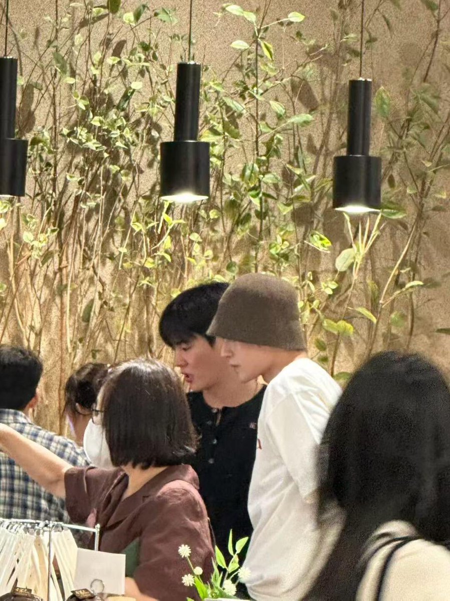 only_jiwoong_'s tweet photo. OP and her friend went shopping today and happened to run into jiwoong. She said jiwoong is very gentle, and her friend is a jiwoong fan (so she has woongnini with her)

btw, is the person next to Jiwoong Hwanhee? 🤔 https://t.co/LpsgJkWCfC