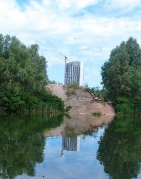 spilnoua's tweet photo. 🔈 «Столиця груп» Влади Молчанової, порушуючи Водний і Земельний кодекси, під повне ігнорування цього факту засипає озеро, щоб потім побудувати там черговий хмарочос.
Хтось взагалі з тих хто потім там куплятиме квартиру розуміє що водонасичений грунт ніколи не буде надійною основою для будинка. І той якщо не втоне - впаде?
І це вже якщо забути факт того, що містобудівні умови і обмеження, однією з вимог яких було дотримання прибрежно-захисної смуги в 50 метрів придумані були не просто так, а саме через це!
Але. Всім в Києві пофіг - бо що? Бо питання закрили на рівні який не бачить проблеми. Що ж цікаво заважає побачити проблему тій самій прокуратурі?