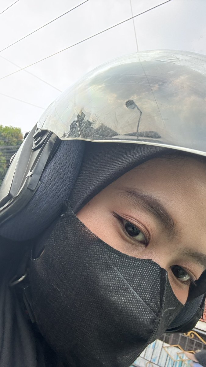 yuni_snw's tweet photo. @yappingfess Aku yg kemana2 naik ojek😭👍 biar ga repotin org lain apalagi nebeng sma suami org🙏 https://t.co/mfoXpUEOHp