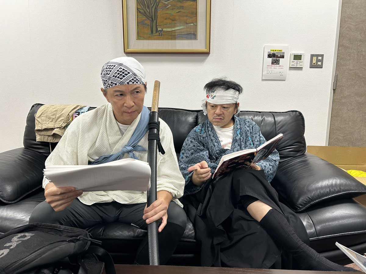 aki_projectkoen's tweet photo. 【稽古も終盤に差し掛かりました——🔥】

何やら台本のついて話し合うアキさんケンさん👀

初回の通し稽古も終わり、士気も高まっています‼️

📍7/25(土)–26(日)  
⚔️東京公演⚔️  
https://t.co/iDL0BjtXDw

📍8/1(土)–8/2(日)  
⚔️名古屋公演⚔️ 
https://t.co/dVDvXhdDEn https://t.co/sGdJVFUXor