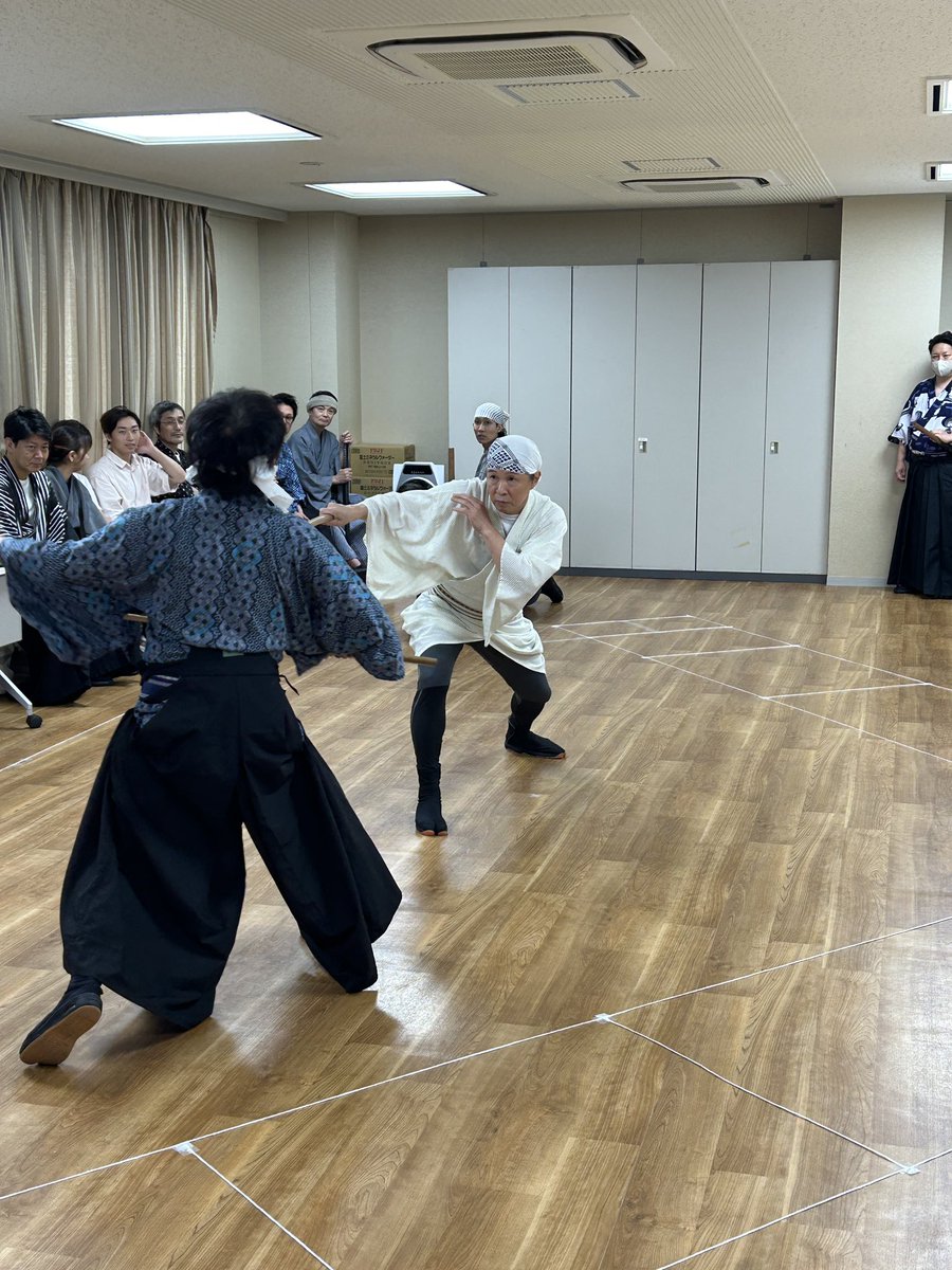 aki_projectkoen's tweet photo. 【稽古も終盤に差し掛かりました——🔥】

何やら台本のついて話し合うアキさんケンさん👀

初回の通し稽古も終わり、士気も高まっています‼️

📍7/25(土)–26(日)  
⚔️東京公演⚔️  
https://t.co/iDL0BjtXDw

📍8/1(土)–8/2(日)  
⚔️名古屋公演⚔️ 
https://t.co/dVDvXhdDEn https://t.co/sGdJVFUXor