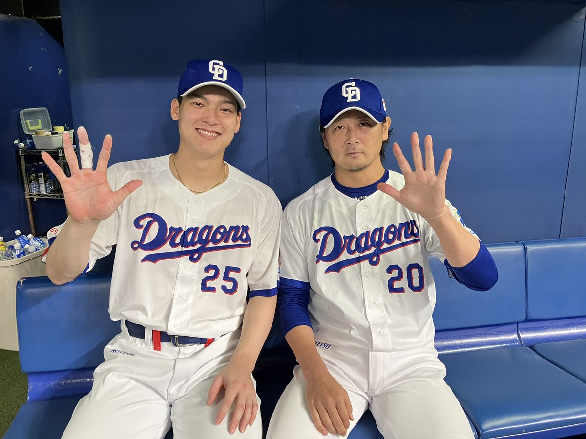DragonsOfficial's tweet photo. どらほ〜！
3連勝です！

今日のヒーローはこの2人！

#涌井秀章
今季初勝利！22年連続勝利投手！ナイスピッチングです！

#石川昂弥
1本塁打5打点の活躍！ナイスバッティング！

ご声援ありがとうございました！

#中日ドラゴンズ　#ドラあげ⤴︎ https://t.co/xIJmY9bUXn