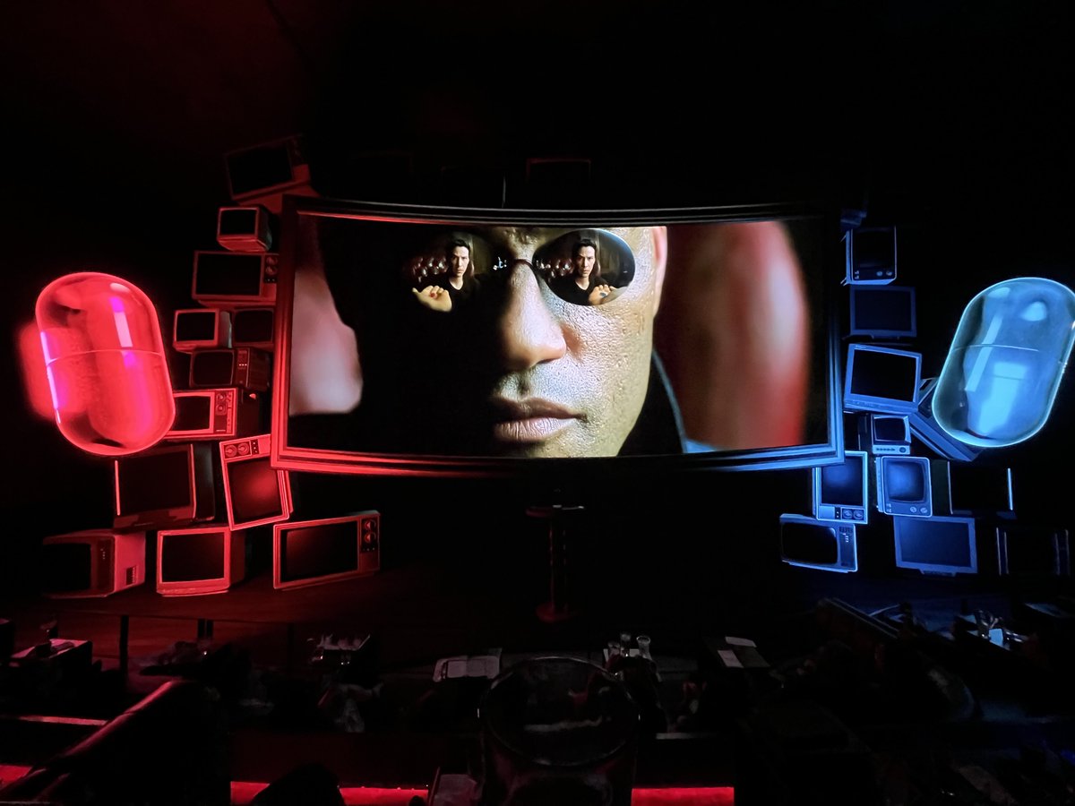 aratakyoi's tweet photo. Cosmで『The Matrix』観てきました!🔴🔵💊
人間が電池、「人間農園」の地獄絵図、人間をPCに見立ててUSB接続でデータをインストール、とか世界観が最高にぶっ飛んでて改めて大好き。ドーム全体に広がる画面も良かったですが最初からドーム専用に作られた映画も見てみたくなりました!
私が作る💪 #cosm https://t.co/igG1N62HbE