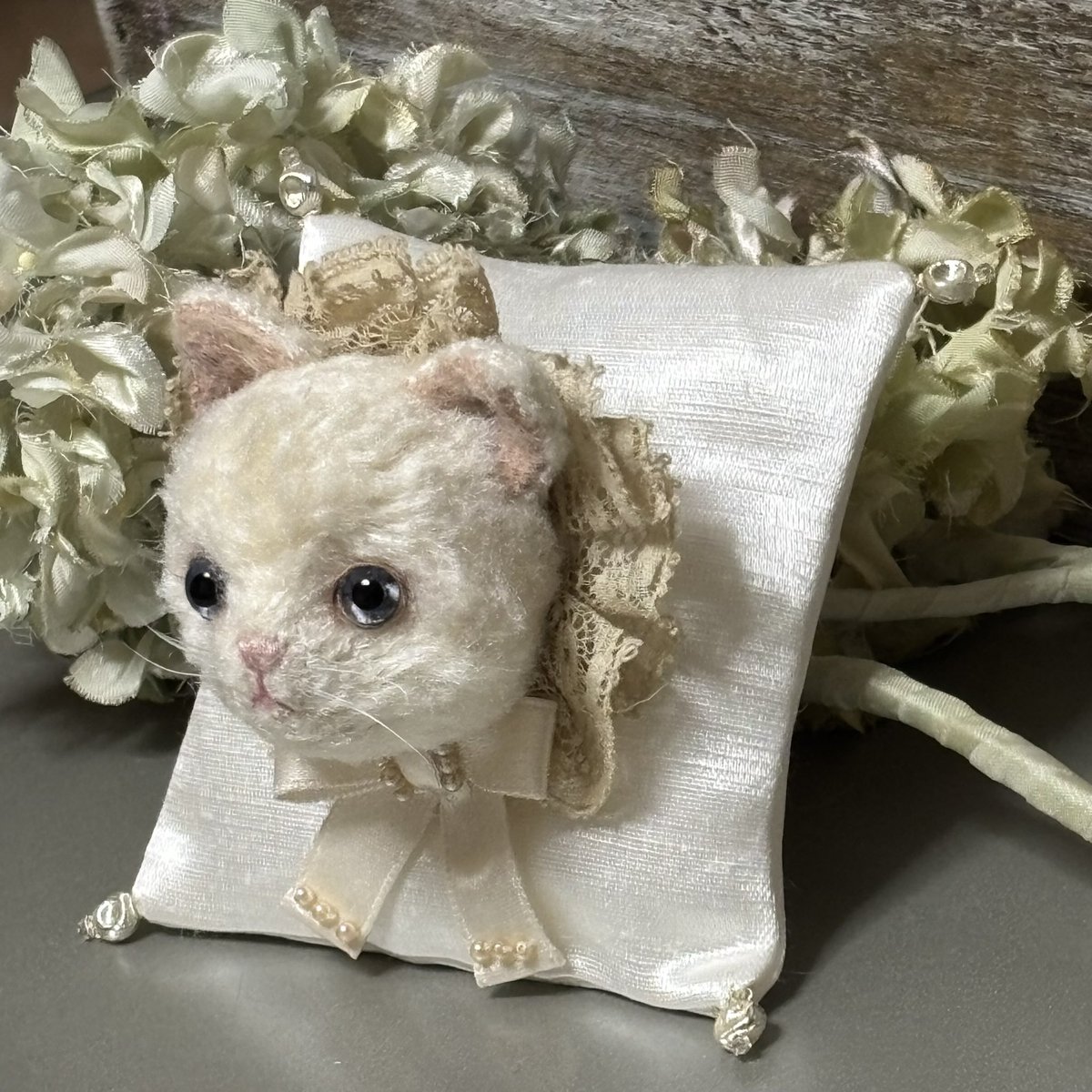 plusesu's tweet photo. 7月15日(水)から『うめだスークテディベアーズクラブ』で開催される『ニャンダフルワールド』に参加するネコさんブローチのご紹介です✨

✴︎シロネコのブローチ
・本体:シルク
・クッションの素材：ヘンプシルク
・シルクリボン
・ブローチサイズ：約5.5cm×6.5cm

よろしくお願いいたします♡ https://t.co/CWyvSk3E4b