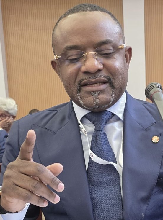 PrMatofali's tweet photo. RDC - #Ethiopie #Addis-Abeba 

Au ForumParlementaire/Afrique, L’honorable sénateur @SalomonKalonda dénonce à haute voix  le silence coupable de la Communauté internationale face aux dérives institutionnelles en Afrique. 

« Des Constitutions sont tripatouillées, des limitations de mandats supprimées, des Cours constitutionnelles rendent des décisions sur commande et la communauté internationale regarde. On publie un communiqué.

On exprime une préoccupation. Et puis on signe les accords commerciaux », fustige l’honorable @SalomonKalonda , parlant d’« hypocrisie démocratique ».

Hon @PrMatofali