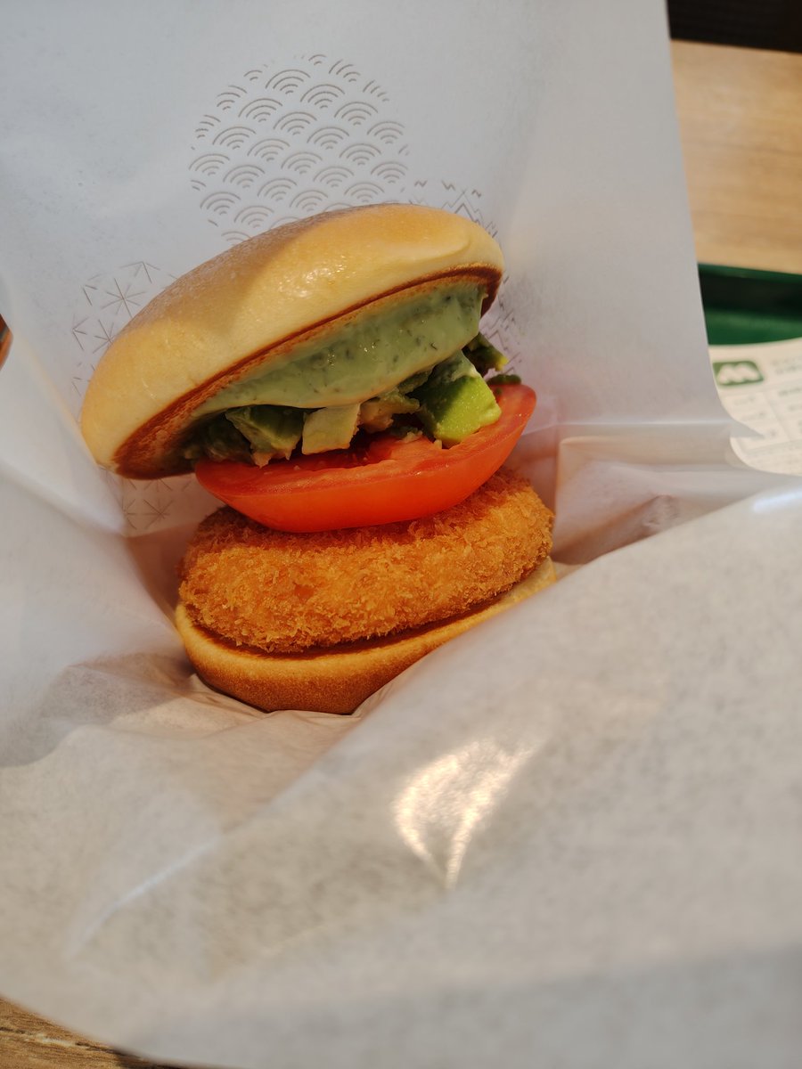 Orix_Tigers's tweet photo. モスバーガーのアボカド海老カツバーガー
期間限定終わる前に食べてきました。

アボカドって美味しいんだと気付かされた一品
海老カツはぷりぷりで美味い https://t.co/DtIi2ePqkU