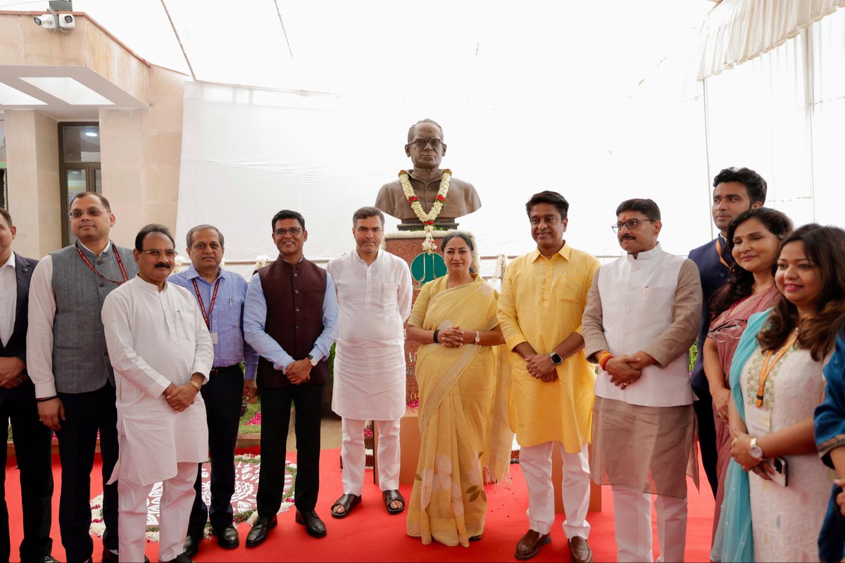 gupta_rekha's tweet photo. आज माननीय केंद्रीय गृह एवं सहकारिता मंत्री श्री @AmitShah जी द्वारा मंदिर मार्ग स्थित जयप्रकाश नारायण सार्वजनिक पुस्तकालय का शुभारंभ किया गया।

दिल्ली के लिए यह पुस्तकालय एक अमूल्य उपहार है। आधुनिक रीडिंग एरिया, किड्स ज़ोन, ई-लाइब्रेरी और शोधार्थियों के लिए समर्पित अध्ययन कक्ष जैसी सुविधाओं से युक्त यह पुस्तकालय विद्यार्थियों, युवाओं और शोधकर्ताओं को नई दिशा देगा। मैं दिल्ली के सभी अभिभावकों से आग्रह करती हूं कि अपने बच्चों को इस पुस्तकालय में अवश्य लेकर आएं, उनमें पढ़ने की आदत विकसित करें। पढ़ने से विचार बनते हैं और विचारों से भविष्य का नेतृत्व तैयार होता है।

दिल्ली के युवाओं और नागरिकों को यह अमूल्य सौगात देने और राजधानी के विकास के लिए निरंतर सहयोग और मार्गदर्शन प्रदान करने हेतु माननीय गृह मंत्री श्री अमित शाह जी का हृदय से आभार। इस अवसर पर कैबिनेट सहयोगी श्री प्रवेश साहिब सिंह जी, एनडीएमसी के अध्यक्ष श्री केशव चंद्रा जी, उपाध्यक्ष श्री कुलजीत चहल जी सहित अनेक गणमान्य नागरिक एवं स्थानीय लोग उपस्थित रहे।

@p_sahibsingh 
@kuljeetschahal