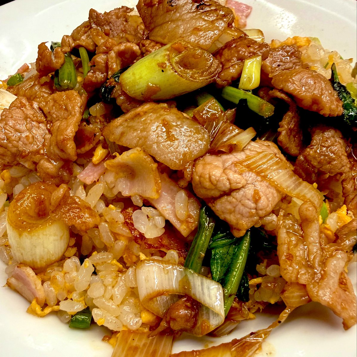 ODAX77's tweet photo. 先週日曜日の炒飯探訪。
池袋は新珍味へ。
ここめちゃ好きだった！
シンプルなパラパラ炒飯が好きな方には合わなそうだけど、しっかり味付けされた肉と長ネギが最高。
ナガネギスキー歓喜。
またすぐ再訪しそう。今度は大盛りで。 https://t.co/Py3kGRCiNb