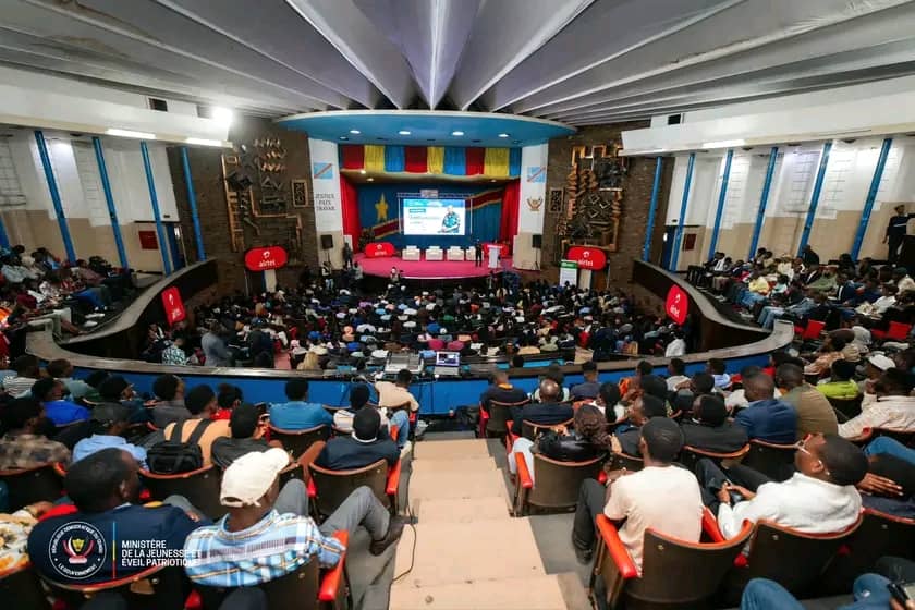 JustinParadoxe's tweet photo. #RDC||| Retour en images | Masterclass Éveil patriotique 🇨🇩

Lors de la première journée du Village des Opportunités – Haut-Katanga, la jeunesse a pris part à une masterclass d’éveil patriotique animée par le Général Eddy Kapend, Commandant de la 22ᵉ région militaire.

Ce temps fort a permis de replacer le patriotisme, le sens du devoir et l’attachement à la Nation au cœur des échanges avec les jeunes, dans un contexte où la conscience citoyenne demeure un levier essentiel de cohésion et de responsabilité.

Une séquence marquante, qui rappelle que les opportunités offertes à la jeunesse gagnent en force lorsqu’elles s’accompagnent de repères et de sens de l’engagement.
@GraceKutino
#VillageDesOpportunités #HautKatanga #ÉveilPatriotique #LeloEzaYaBilenge