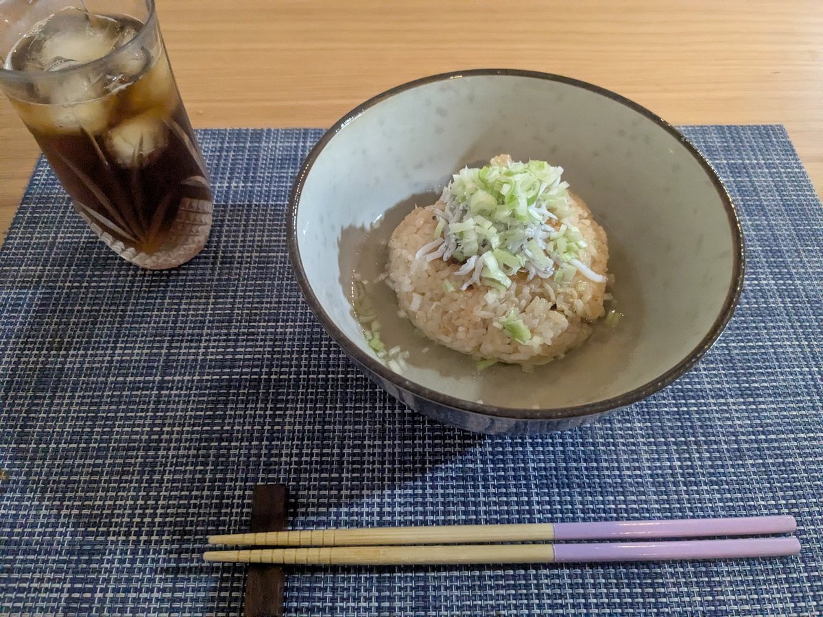 anpandog's tweet photo. 夕飯は簡単に　しらすとネギの焼きおにぎり茶漬けです😇 https://t.co/PBWQuQbcYT