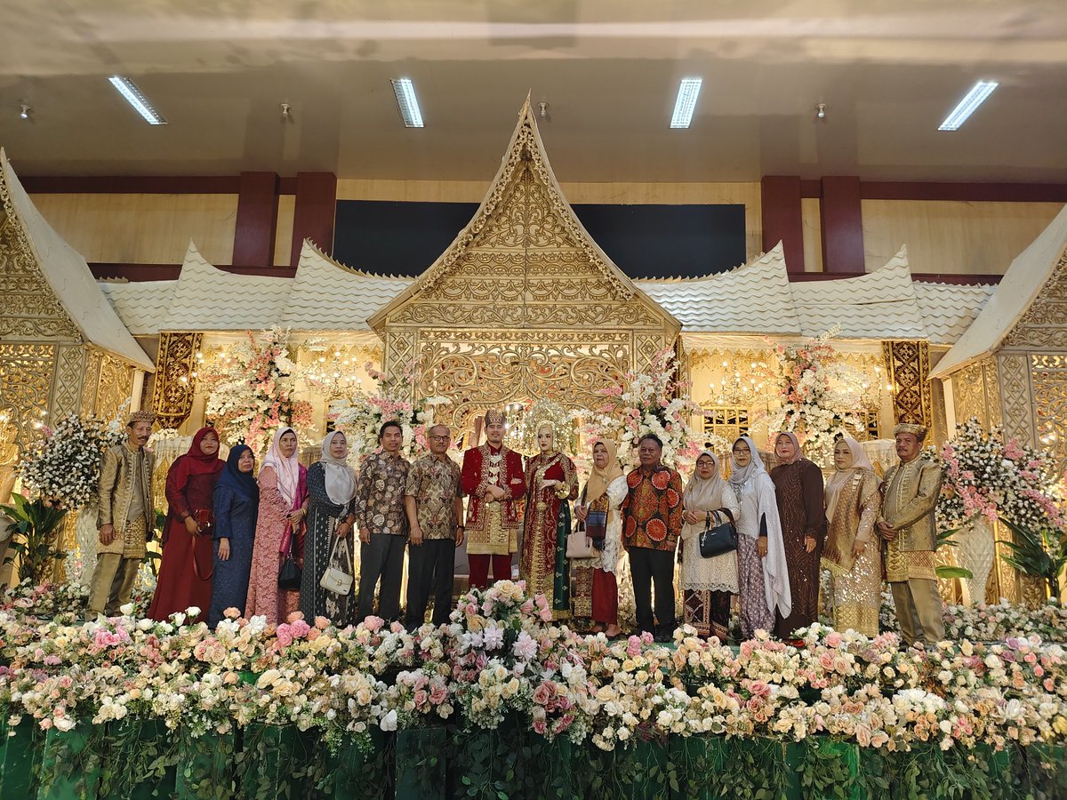 JayusKarnedi's tweet photo. Resepsi pernikahan anaknya Tuti Hayani di UIN https://t.co/YbT7rfMlMg