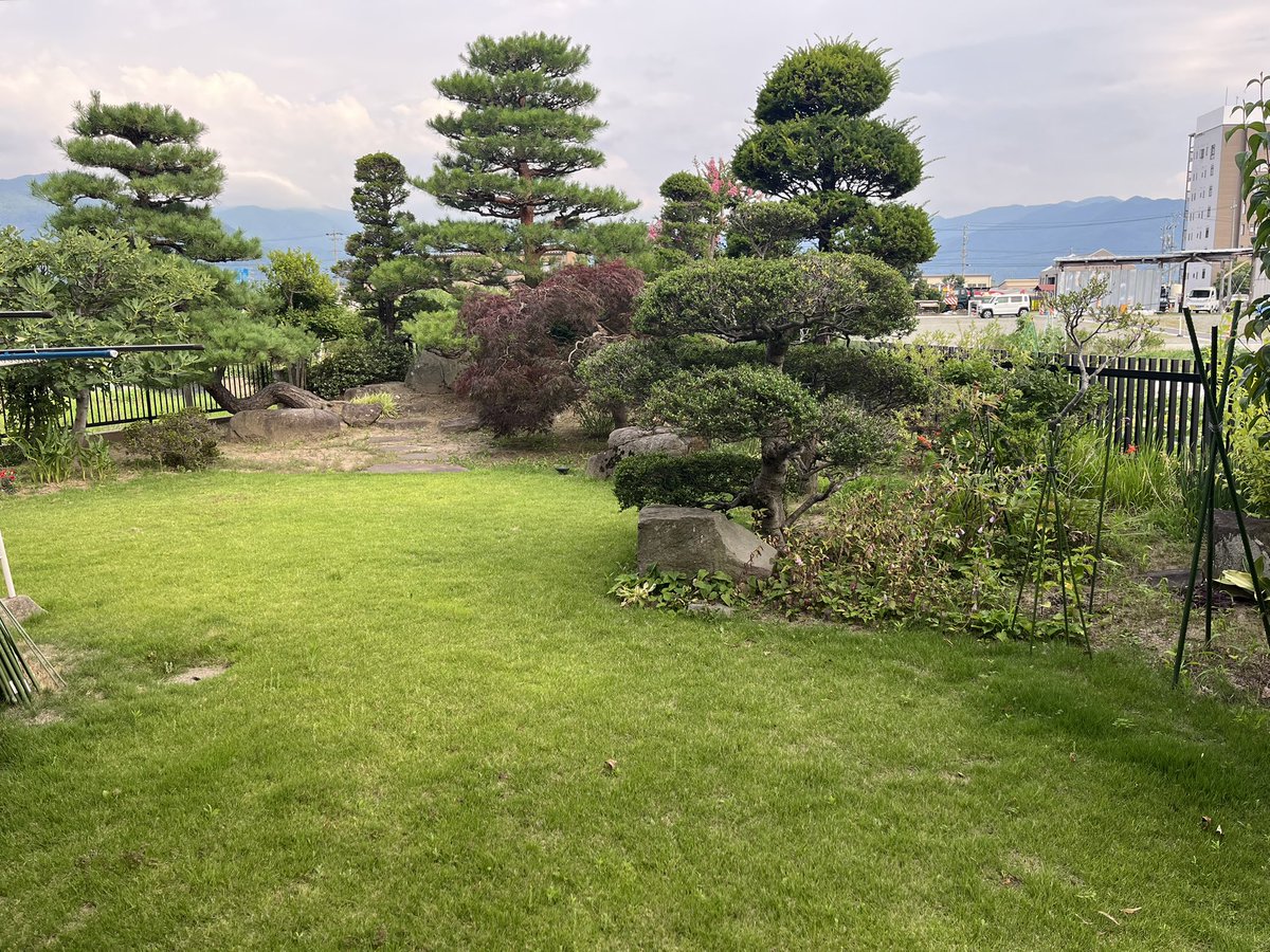 kmjykws's tweet photo. 2ヶ月振りの長野の家
庭の方が家本体より広いの田舎だからこそよな https://t.co/rjf2KXwAih