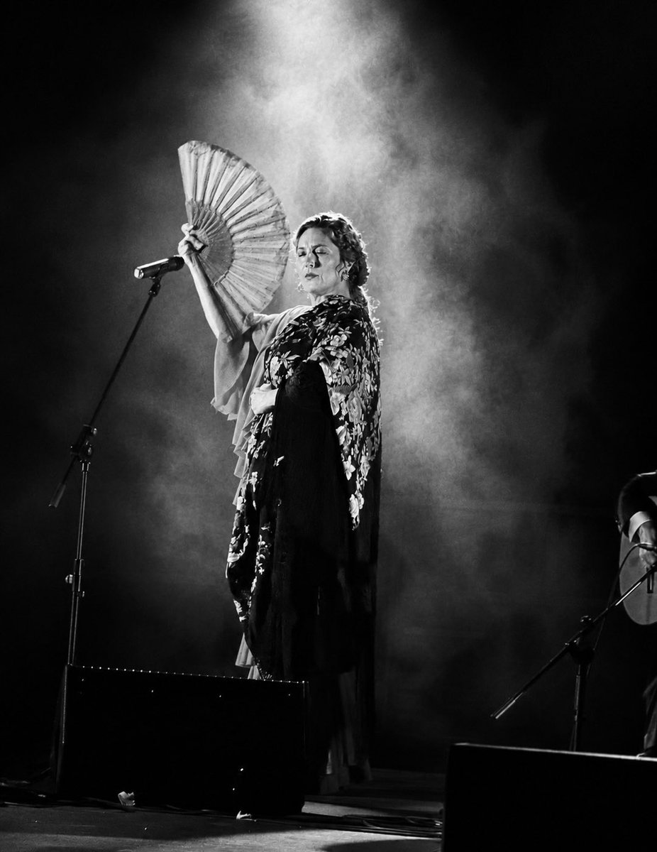 FesAsisaVilla's tweet photo. Nos despedimos de una increíble edición con una noche inolvidable de la mano de Estrella Morente 🎤✨

Su voz llenó el Jardín Histórico de emoción, duende y verdad en una clausura que puso el broche perfecto a esta edición 🌙🎶

📸 Armando Hernández https://t.co/oamxdJZIDr