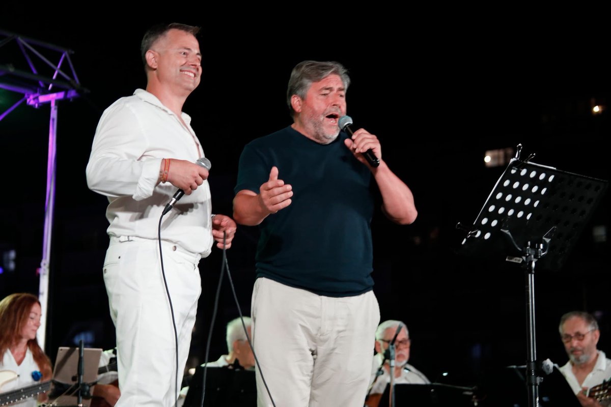 Rafa_Carrio's tweet photo. Ahir vaig tindre el privilegi de tornar a cantar amb la Rondalla #Daniya en la Cantada d’Havaneres del Port de #Dénia, una nit d’aquelles que emocionen i et reconnecten amb les nostres arrels i que este 2026 ha estat dins de la #FestaMajor 🎶 https://t.co/ttI4JnJzYA