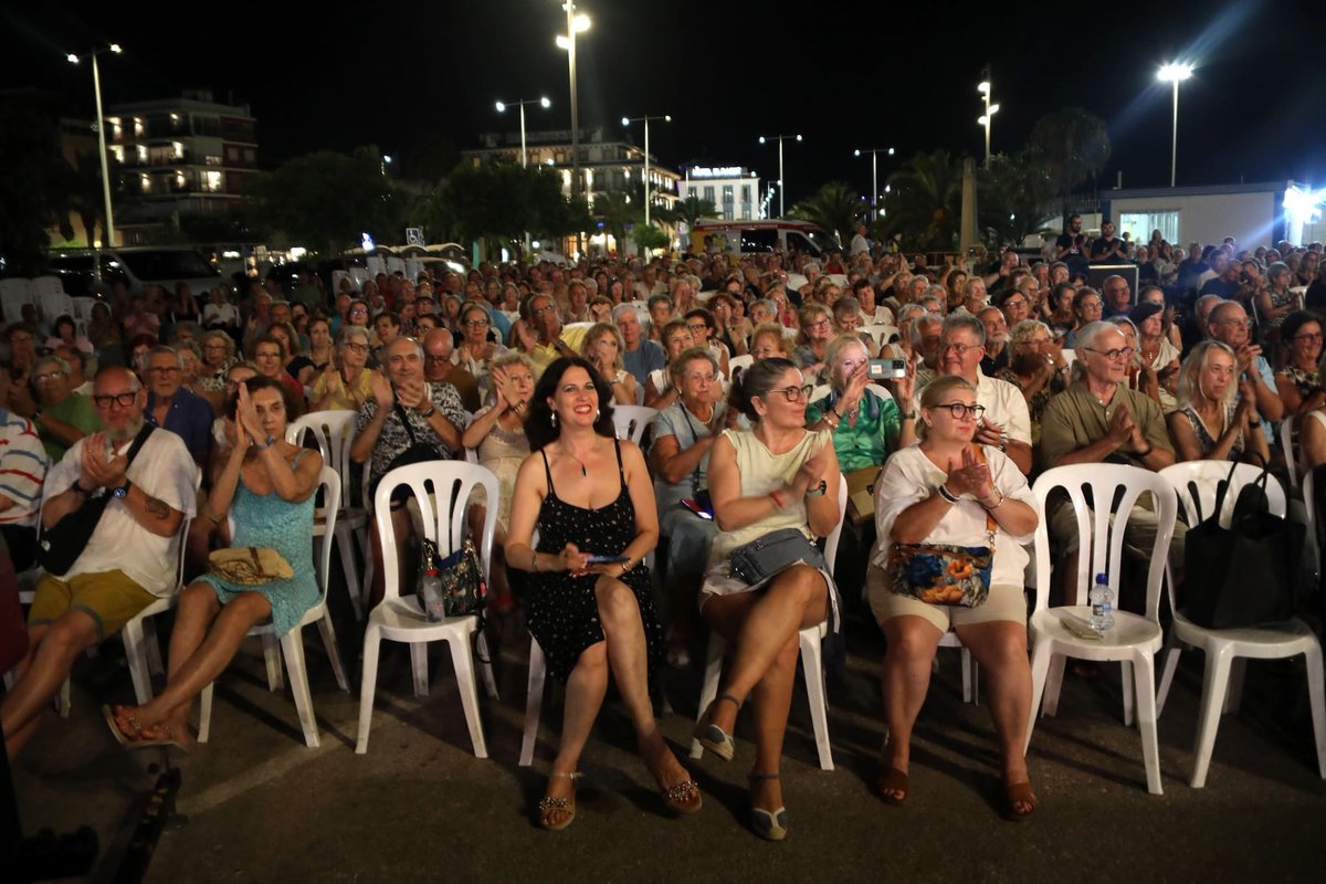 Rafa_Carrio's tweet photo. Ahir vaig tindre el privilegi de tornar a cantar amb la Rondalla #Daniya en la Cantada d’Havaneres del Port de #Dénia, una nit d’aquelles que emocionen i et reconnecten amb les nostres arrels i que este 2026 ha estat dins de la #FestaMajor 🎶 https://t.co/ttI4JnJzYA