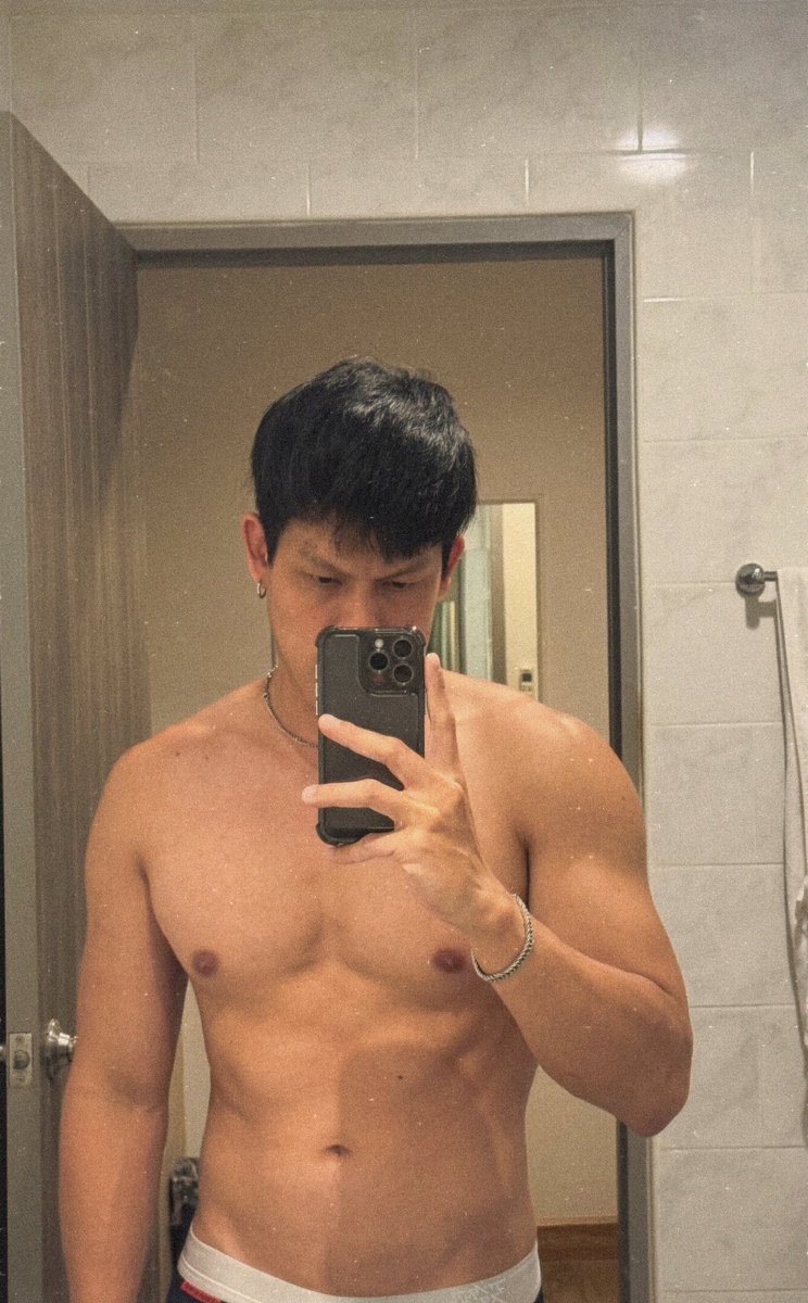 Itsr_p's tweet photo. 1st time gym             VS                now https://t.co/IE0L3Xgj5S