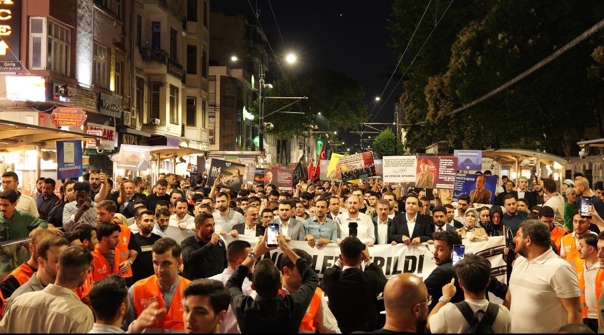 tuzlaakgenclik's tweet photo. “Bir Gençlik Yürüyüşü”
📍 Beyazıt Meydanı ➡️ Ayasofya

Fetih ruhunu yüreğinde taşıyan genç kardeşlerimizle birlikte Ayasofya’ya yürüdük.

Bu yıl ikincisini düzenlediğimiz yürüyüşümüzde, Ayasofya-i Kebîr Câmi-i Şerîfi’nin yeniden ibadete açılışının yıl dönümünü coşkuyla idrak ettik.

Yürüyüşümüze katılan ve destek veren herkese teşekkür ederiz. 🇹🇷
