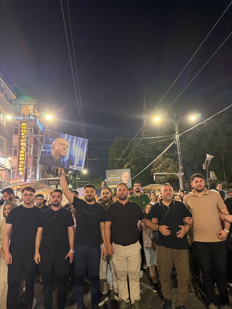 tuzlaakgenclik's tweet photo. “Bir Gençlik Yürüyüşü”
📍 Beyazıt Meydanı ➡️ Ayasofya

Fetih ruhunu yüreğinde taşıyan genç kardeşlerimizle birlikte Ayasofya’ya yürüdük.

Bu yıl ikincisini düzenlediğimiz yürüyüşümüzde, Ayasofya-i Kebîr Câmi-i Şerîfi’nin yeniden ibadete açılışının yıl dönümünü coşkuyla idrak ettik.

Yürüyüşümüze katılan ve destek veren herkese teşekkür ederiz. 🇹🇷