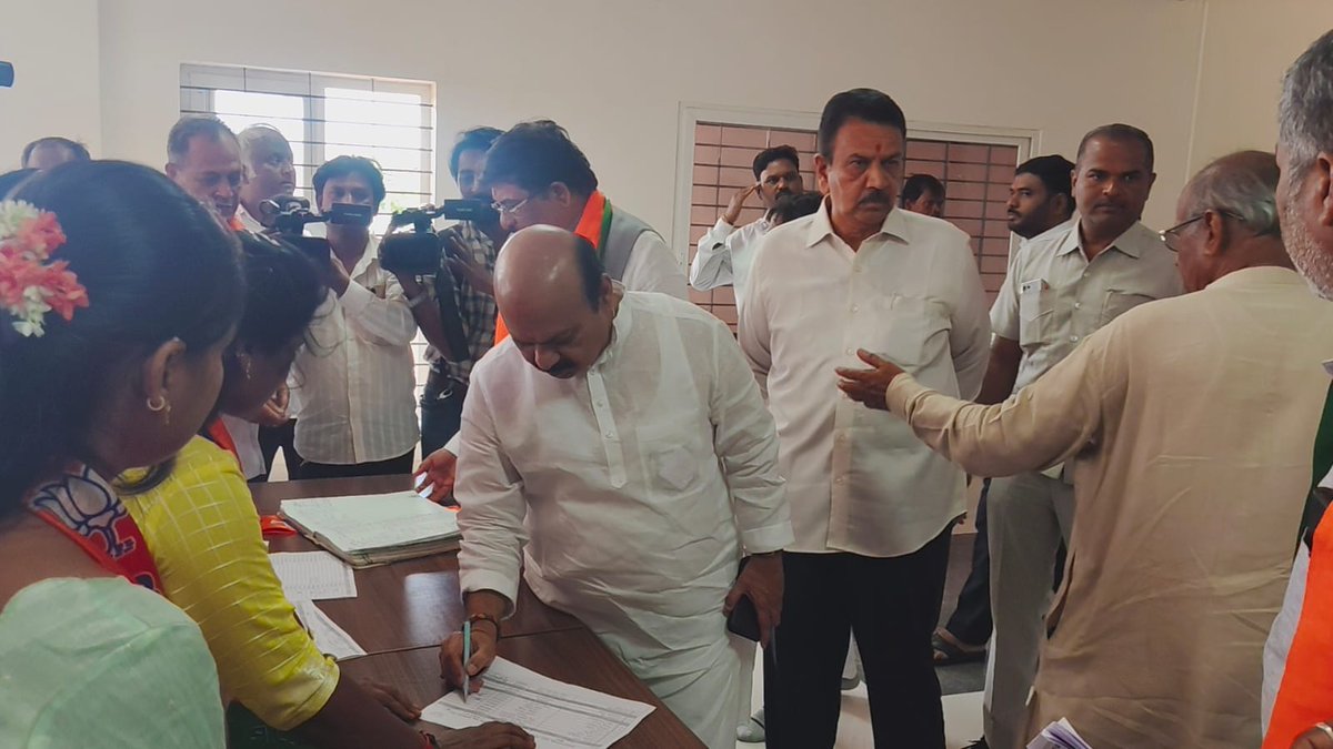 BSBommai's tweet photo. ಇಂದು ಗದಗ ನಗರದ ಭಾರತೀಯ ಜನತಾ ಪಾರ್ಟಿ ಜಿಲ್ಲಾ ಕಾರ್ಯಾಲಯದಲ್ಲಿ ಭಾರತೀಯ ಜನತಾ ಪಾರ್ಟಿ ಗದಗ ಜಿಲ್ಲಾ ಘಟಕದ ವತಿಯಿಂದ ಆಯೋಜಿಸಲಾದ ವಿಶೇಷ ಕಾರ್ಯಕಾರಿಣಿ ಸಭೆಯಲ್ಲಿ ಭಾಗವಹಿಸಿ ಮಾತನಾಡಿದೆನು.

ಈ ಸಂದರ್ಭದಲ್ಲಿ ಕೇಂದ್ರ ಸಚಿವರಾದ ಶ್ರೀ @JoshiPralhad, ಬಿಜೆಪಿ ಜಿಲ್ಲಾಧ್ಯಕ್ಷರಾದ ಶ್ರೀ ರಾಜು ಕುರಡಗಿ, ಶಾಸಕರಾದ ಶ್ರೀ ಸಿ.ಸಿ. ಪಾಟೀಲ್ ಹಾಗೂ ಡಾ. ಚಂದ್ರು ಲಮಾಣಿ, ಮಾಜಿ ಸಚಿವರಾದ ಶ್ರೀ ಮುರುಗೇಶ ನಿರಾಣಿ, ವಿಧಾನ ಪರಿಷತ್ ಸದಸ್ಯರಾದ ಶ್ರೀ ಎಸ್.ವಿ. ಸಂಕನೂರ, ಮಾಜಿ ಶಾಸಕರಾದ ಶ್ರೀ ಕಳಕಪ್ಪ ಬಂಡಿ ಸೇರಿದಂತೆ ಪಕ್ಷದ ಪ್ರಮುಖರು, ಮುಖಂಡರು ಹಾಗೂ ಕಾರ್ಯಕರ್ತರು ಉಪಸ್ಥಿತರಿದ್ದರು.

ಪಕ್ಷ ಸಂಘಟನೆ ಇನ್ನಷ್ಟು ಬಲಿಷ್ಠವಾಗುವ ನಿಟ್ಟಿನಲ್ಲಿ ಸಂಘಟನಾ ವಿಚಾರಗಳು, ಮುಂಬರುವ ಕಾರ್ಯಕ್ರಮಗಳು ಹಾಗೂ ಜನಸೇವೆಗೆ ಸಂಬಂಧಿಸಿದ ಹಲವು ವಿಷಯಗಳ ಕುರಿತು ಸಭೆಯಲ್ಲಿ ಸಮಗ್ರವಾಗಿ ಚರ್ಚಿಸಲಾಯಿತು.

@narendramodi @NitinNabin @PMOIndia @BJP4India @BJP4Karnataka @BYVijayendra 

#BJPGadag #ViksitBharat