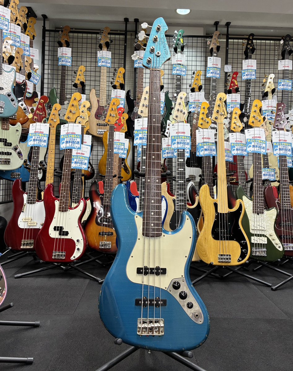 GIB_Yokohama's tweet photo. Rock N’ Roll Relicsの中古JBが入荷しました！

いやー、日本では中々見かけないですね！

昔、関西にいた頃、友達が赤いJBを購入して弾かせてもらったことがあるんですが、
めっちゃ良かったこと鮮明に覚えています！

もちろこんこちらの個体もめっちゃ良い！

価格は 220,000円

#GIBホヤホヤ

岩井 https://t.co/D2cLAlkjbg