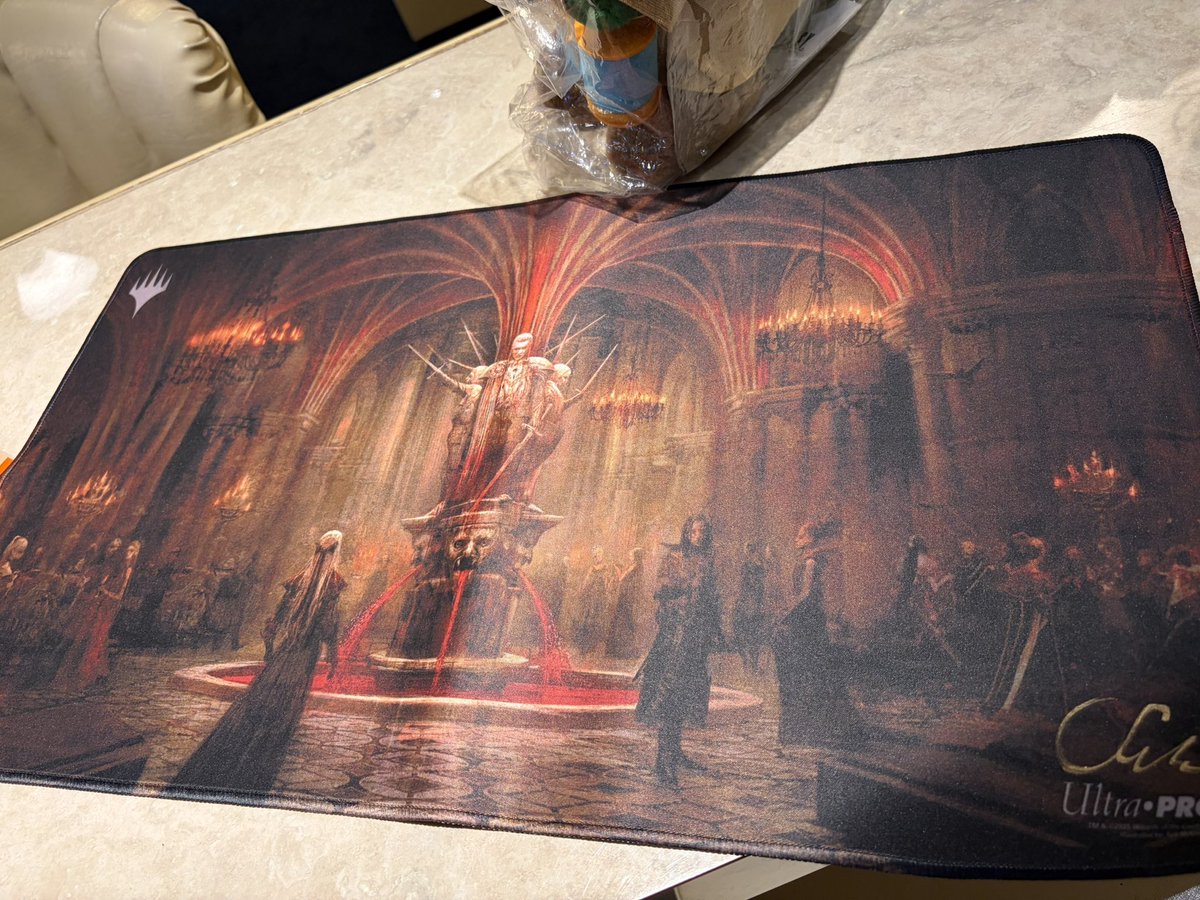 MTGnaegi_Rakdos's tweet photo. 待って???貰った誕生日プレゼントの内容アツ過ぎない…??????🤦‍♀🎁
セブ･マッキノン先生の血の墓所の直筆サイン入りのプレマと複製原画貰ったんやが??????
 #TOM  #TOM大阪堺本店 https://t.co/vGSo2ryxrW