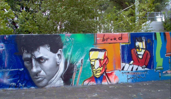 boudewijnsteur's tweet photo. Op deze dag in 2001 overleed de veelzijdige Nederlandse kunstenaar en artiest Herman Brood. Hij was de (Nederlandse) belichaming van Sex, drugs &amp; rock 'n' roll. Hij pleegde zelfmoord door van het Amsterdamse Hilton Hotel af te springen. https://t.co/UcT7Eh9F6d