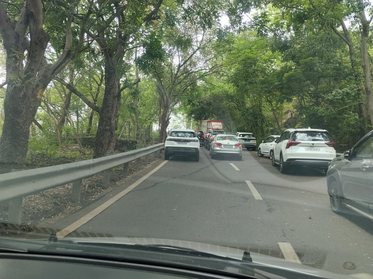 NeeI_J's tweet photo. @Navimumpolice Kindly pls make sure that there are no two side parking on parsik hill from Apollo hospital. Pls take some action. @DGPMaharashtra https://t.co/MTKe9VitY4