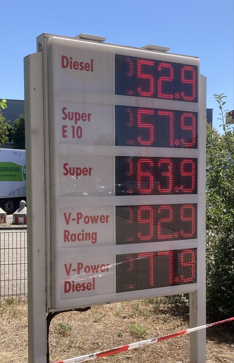 HawksLEsixthree's tweet photo. Förr delade man bilder låga bränslepriser i Europa (kanske inte främst tyskland men ändå).
Nu 👇 H-vete vilket rån, syns lite dåligt men Super10 kostar över 28 SEK på autobahn😳 https://t.co/FaTgeafZQJ