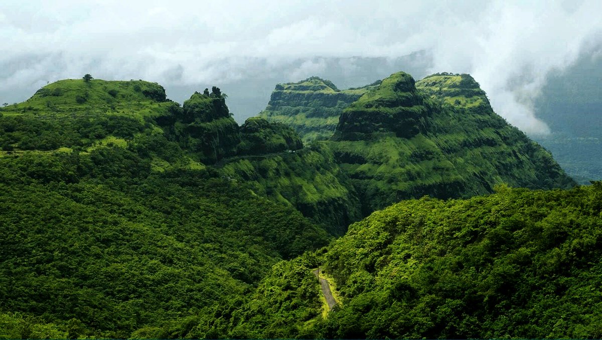 IndiaAesthetica's tweet photo. Varandha Ghat in Pune, Maharashtra 🛣️🟢⛰️🇮🇳 https://t.co/xiKeUA1t8d