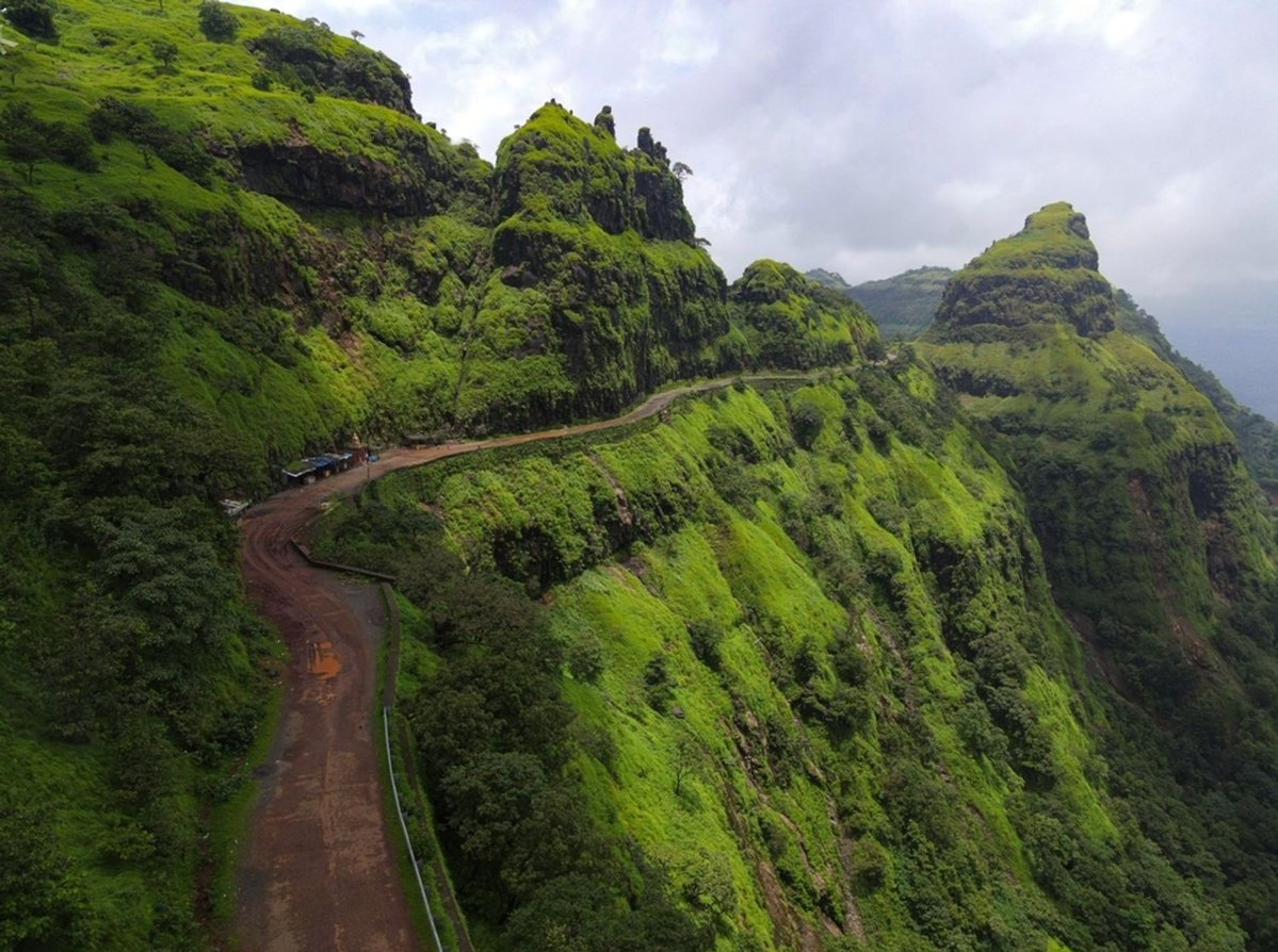 IndiaAesthetica's tweet photo. Varandha Ghat in Pune, Maharashtra 🛣️🟢⛰️🇮🇳 https://t.co/xiKeUA1t8d