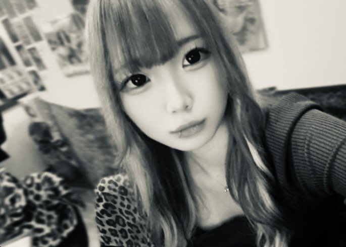 RockinAngelfk's tweet photo. 今日は18時過ぎにオープンします。

今日のスタッフは、るか、れみです。

暑いですが、アナログの音を聴きながら飲みませんか？

#福岡　#リスニングバー　#天神　#レコード　#今泉 https://t.co/12yQ00opB2