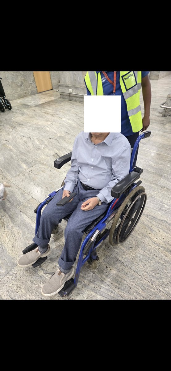 deepthakkar1234's tweet photo. @IndiGo6E This bag is of no use to me. Kindly give  the senior citizen a new bag with the same value or the amount of same value. Dont just throw random amount, Bhikh nai maang rahe hai hum. https://t.co/BywufQjSbK