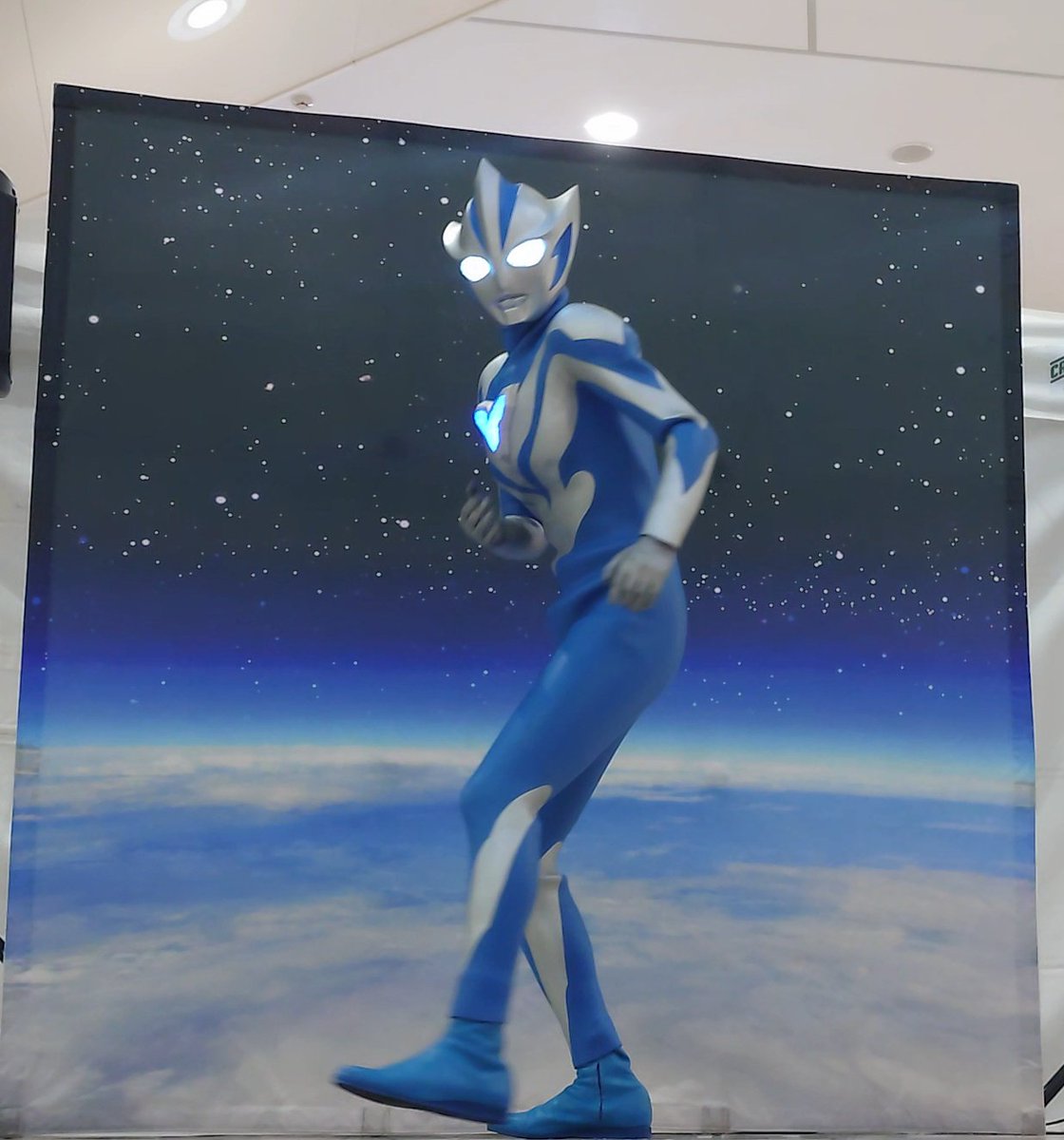 TaKoToI11's tweet photo. テオに守ってもらう目線。
テオの背中。
カッコいいね😇

#ウルトラマンテオ
#イオンモール各務原 https://t.co/FkfFwzAwHW