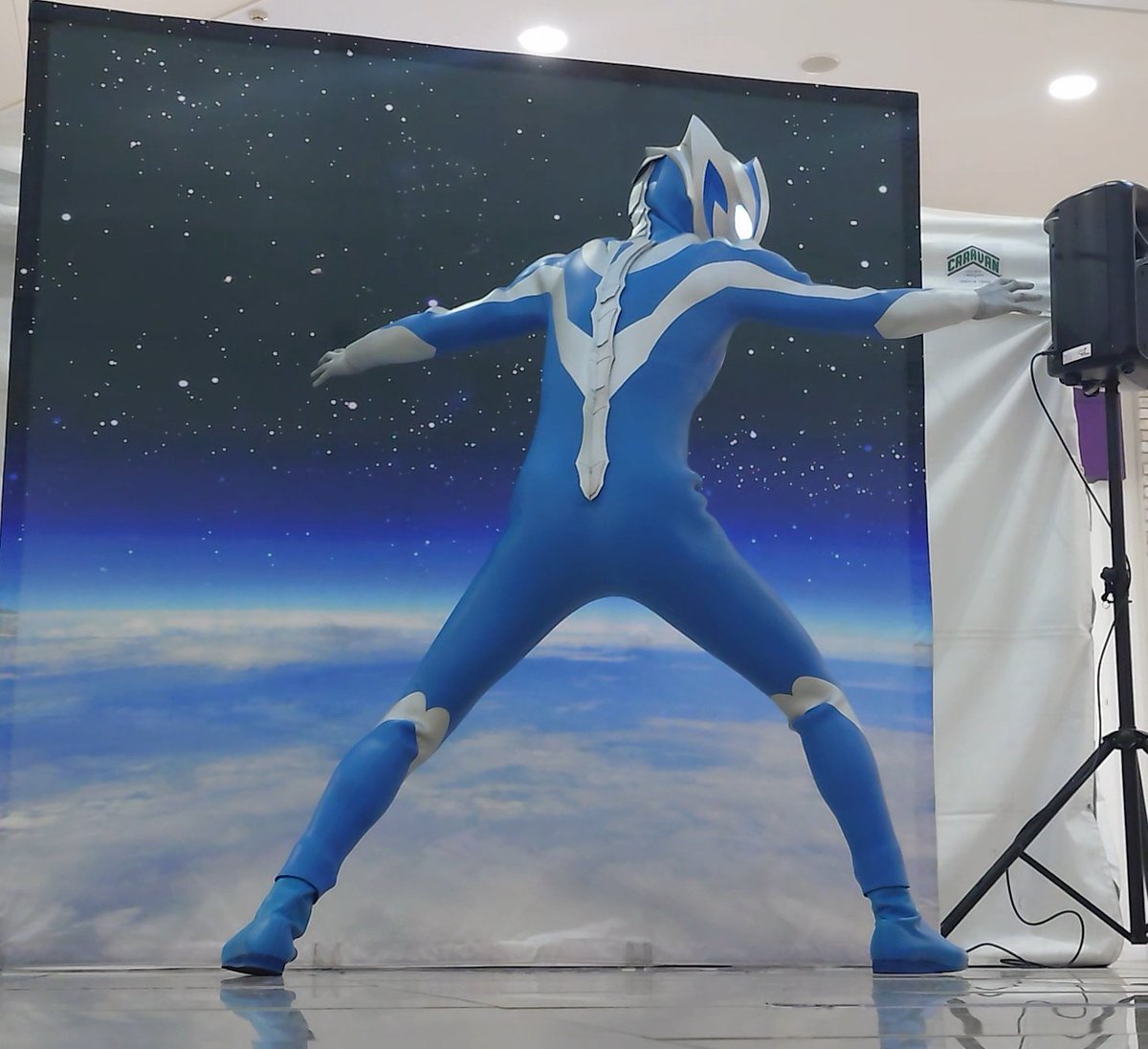 TaKoToI11's tweet photo. テオに守ってもらう目線。
テオの背中。
カッコいいね😇

#ウルトラマンテオ
#イオンモール各務原 https://t.co/FkfFwzAwHW