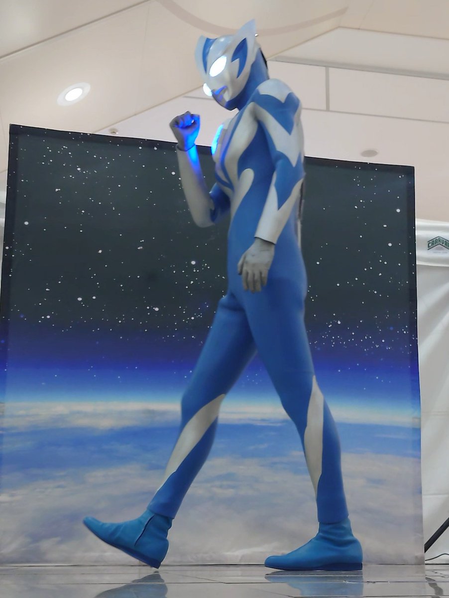 TaKoToI11's tweet photo. テオに守ってもらう目線。
テオの背中。
カッコいいね😇

#ウルトラマンテオ
#イオンモール各務原 https://t.co/FkfFwzAwHW