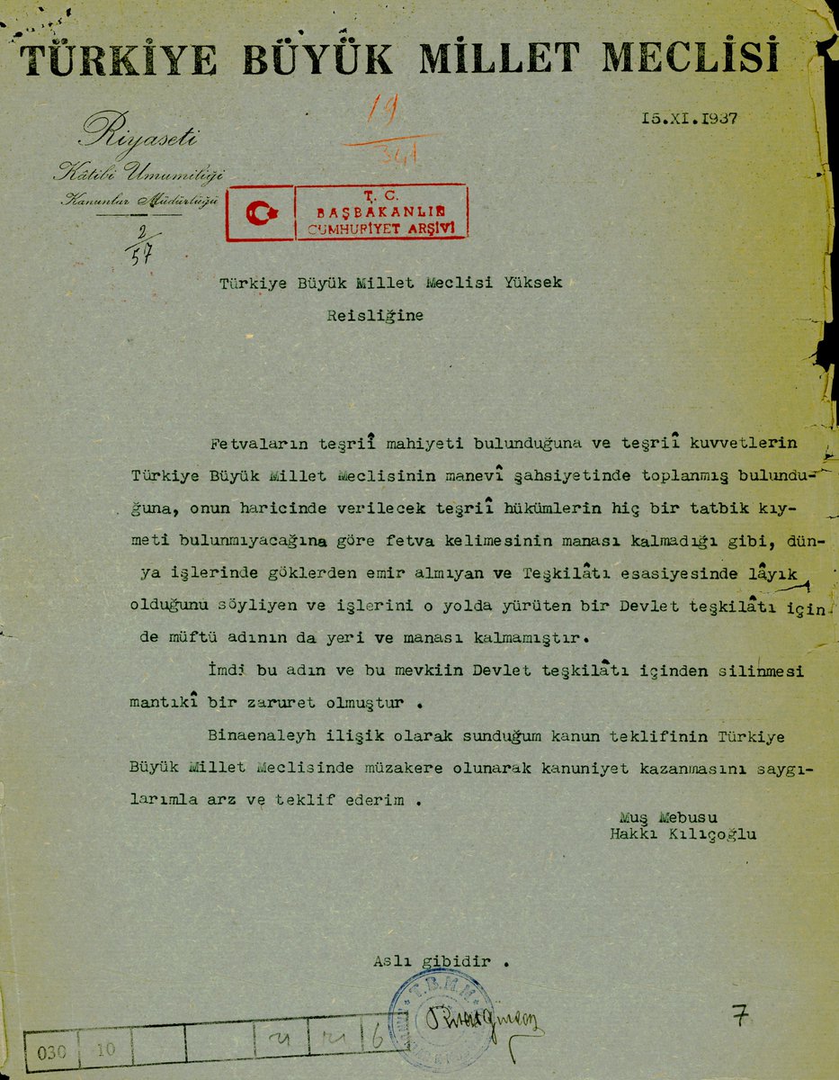 MertEfeKeIes's tweet photo. Belgelerle Gerçekler - 308

Yıl 1937!

“...dünya işlerinde göklerden emir almayan...”

Fetvaların teşrii mahiyeti bulunduğuna ve teşrii kuvvetlerin  
Türkiye Büyük Millet Meclisinin manevi şahsiyetinde toplanmış bulunduğuna, onun haricinde verilecek teşrii hükümlerin hiç bir tatbik kıymeti bulunmayacağına göre fetva kelimesinin manası kalmadığı gibi, dünya işlerinde göklerden emir almayan ve Teşkilâtı esasi yesinde lâyık olduğunu söyliyen ve işlerini o yolda yürüten bir Devlet teşkilâtı için de müftü adının da yeri ve manası kalmamıştır.

İmdi bu adın ve bu mevkiin Devlet teşkilâtı içinden silinmesi mantıkî bir zaruret olmuştur.

Binaenaleyh ilişik olarak sunduğum kanun teklifinin Türkiye Büyük Millet Meclisinde müzakere olunarak kanuniyet kazanmasını saygılarımla arz ve teklif ederim.

Muş Mebusu
Hakkı Kılıçoğlu