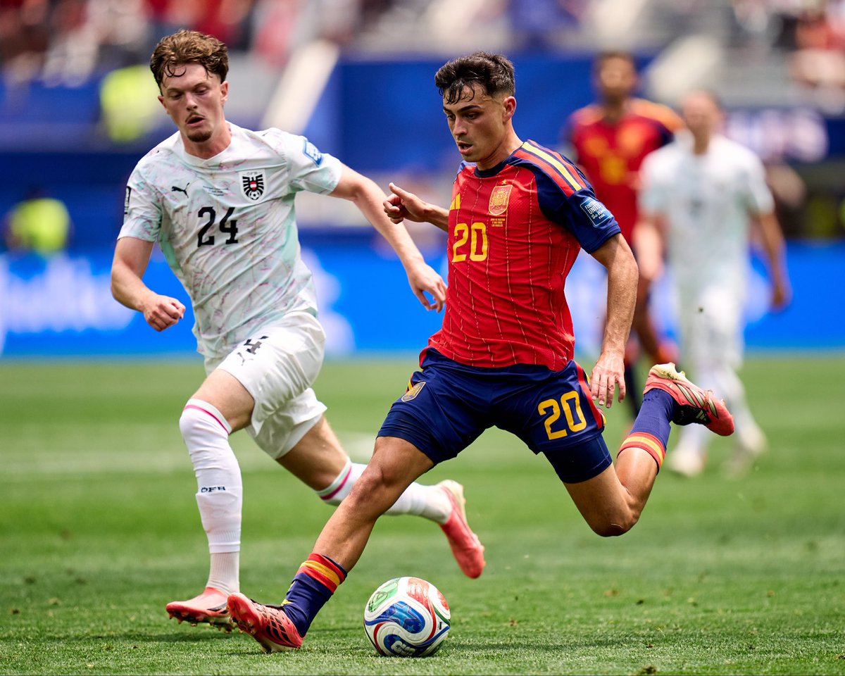 ActuFoot_'s tweet photo. 🚨 Walid Acherchour SE CHARGE de Pedri 🇪🇸 :

« Pour le meilleur, ou l’un des meilleurs milieux du monde, ÇA NOUS FAIT SE POSER DES QUESTIONS CETTE MISE SUR LE BANC EN QUART !

Son entrée… sincèrement y’a des passes, des 3 contre 1, son impact… C’EST SON COUSIN ! C’EST PAS DU TOUT LE PEDRI QU’ON CONNAÎT ! 😐

Dès qu’il joue numéro 10, on est pas content de son positionnement car c’est un numéro 8 mais DANS LES TRÈS GROS MATCHES, j’ai l’impression que les coachs ne veulent pas le mettre à ce poste là. »