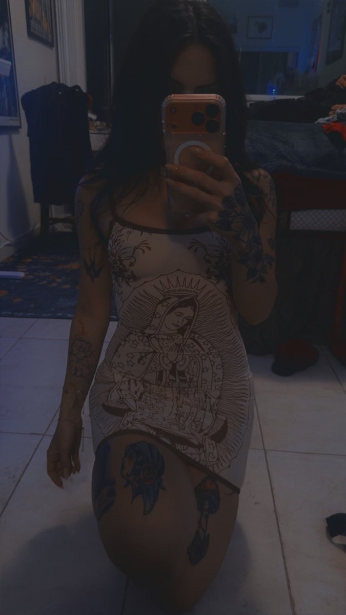 Toni_grillo's tweet photo. Okay but look at this dress https://t.co/yUMqT7CzG5