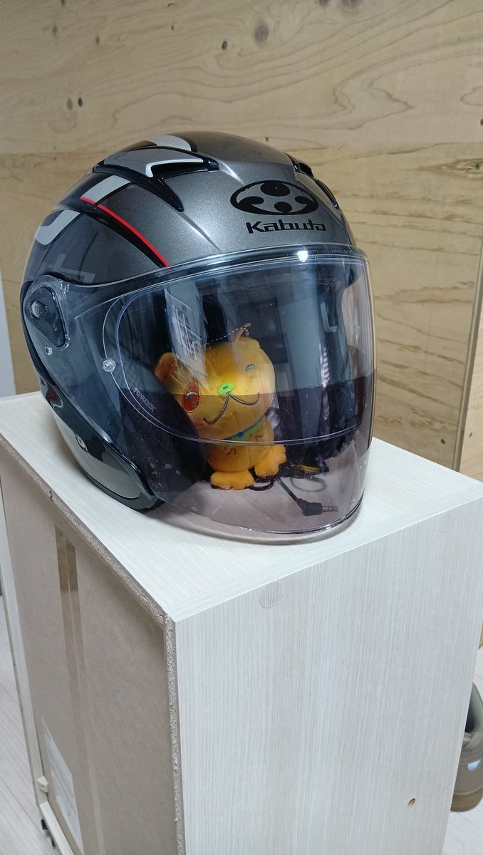 3dcg_Mint's tweet photo. インナーバイザー付きヘルメットのシールドの下半分にヤフーショッピングで売っていたヘッドライトフィルム張ってみた。これで日焼け予防や顔隠しもできるし夜間も視界には困らない　ありそうで無いシールド作ってみた。A4サイズで送料込み４９８円ライトブラック購入 https://t.co/5jQpQyJZzf