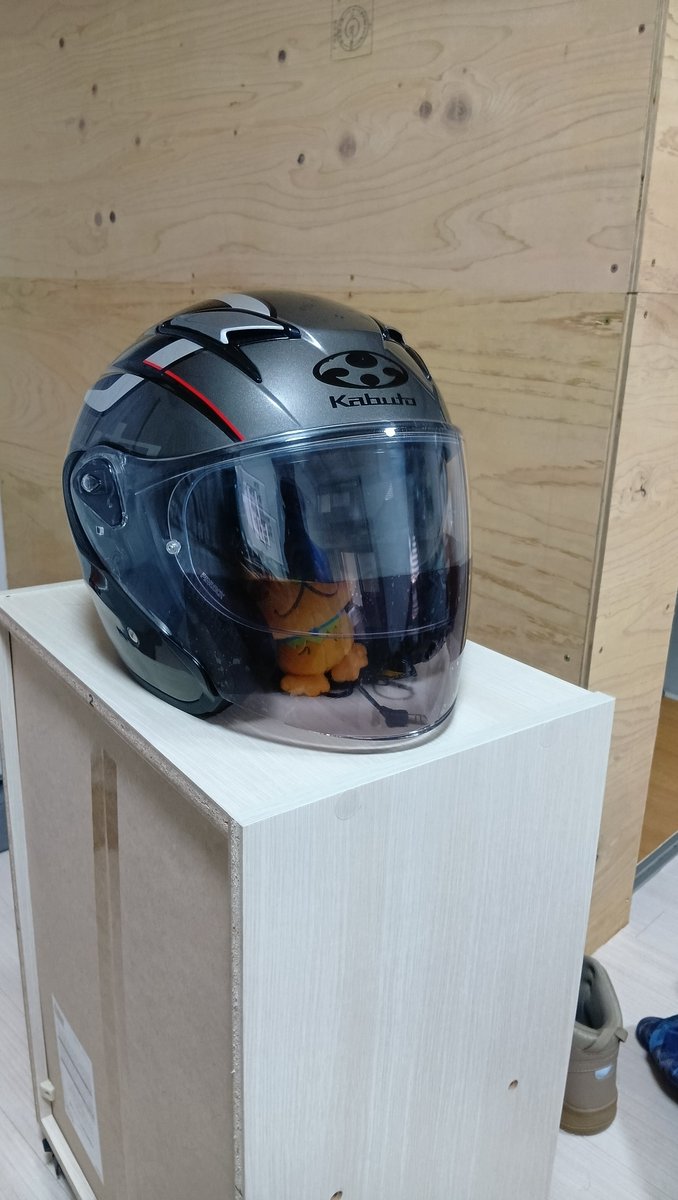 3dcg_Mint's tweet photo. インナーバイザー付きヘルメットのシールドの下半分にヤフーショッピングで売っていたヘッドライトフィルム張ってみた。これで日焼け予防や顔隠しもできるし夜間も視界には困らない　ありそうで無いシールド作ってみた。A4サイズで送料込み４９８円ライトブラック購入 https://t.co/5jQpQyJZzf