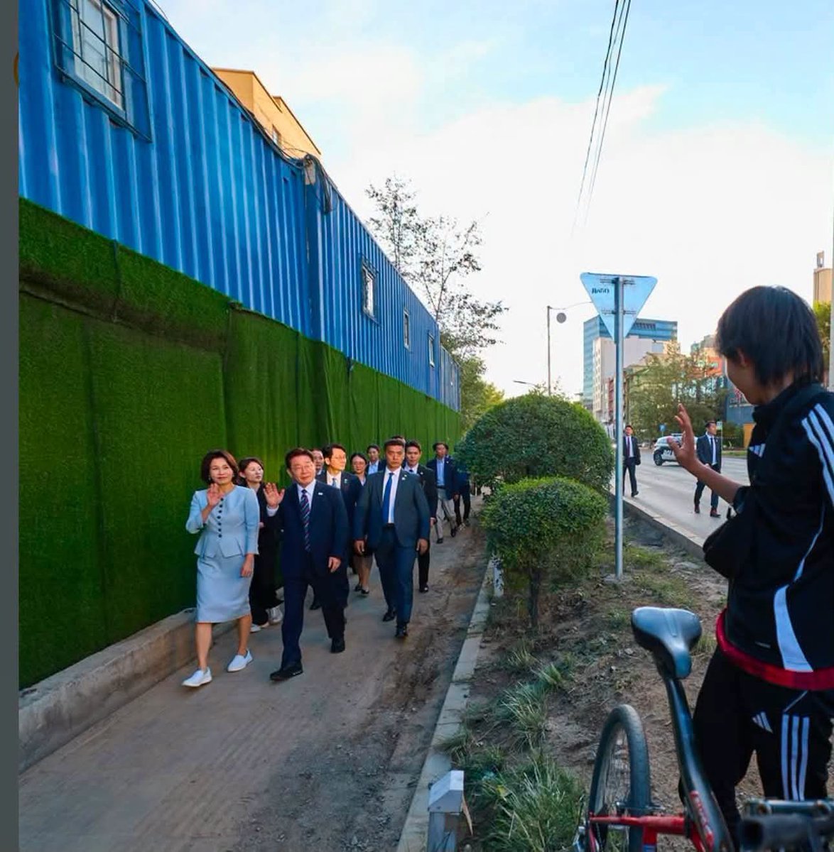 GaridaMunkhBat's tweet photo. Нийслэлийн энэ их үер усанд энэ пязда хамгийн их буруутайшд

Замын хөгжлийн газрын дарга хүн шүү дээ

Урсаж бгаа боржур ч энэ пяздагийн л буруу

@NyamUchral ЕСаа энэ дүлзэндээ хэзээ хариуцлага тооцохуу https://t.co/xobWrAHyex