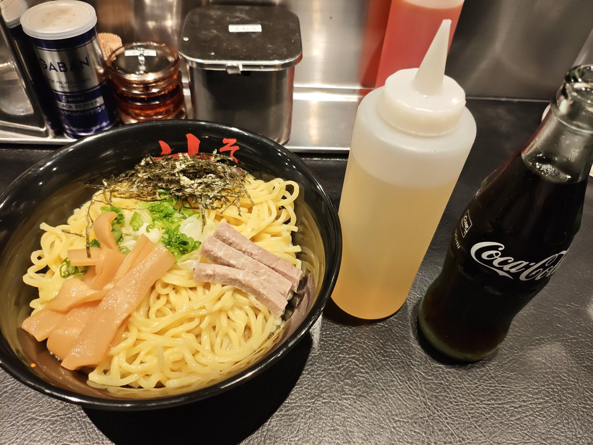 sasukenoskill's tweet photo. 麺と酢とコーラ https://t.co/wauXBufmsd