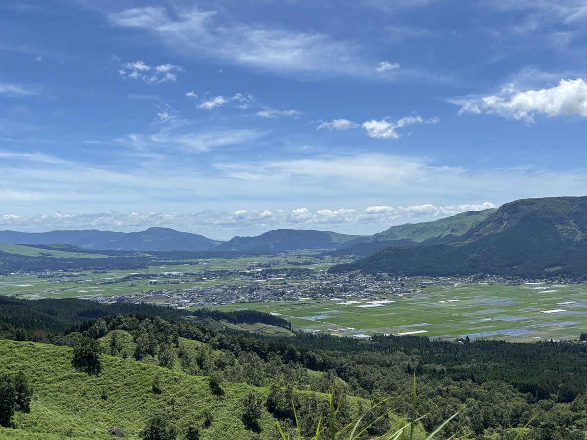 sary434's tweet photo. 赤牛丼のお昼食べて阿蘇山⛰️
迄。火口は入山規制掛ってたけど途中馬🐴の放牧も見れて楽しかった😊 https://t.co/E4GMK0TxN6