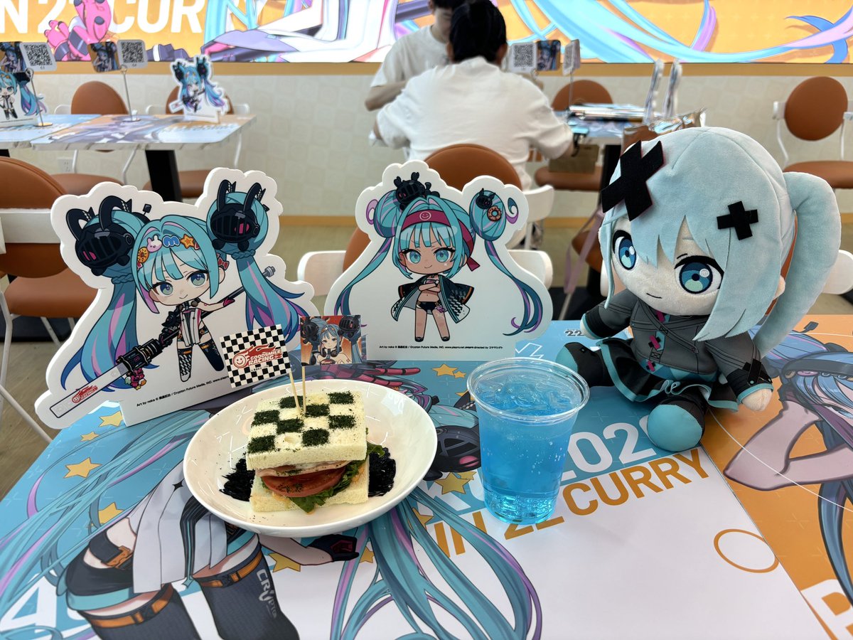 KevinLi414's tweet photo. RACING MIKU 2026 × GoodSmileCafe主題餐廳
颱風還沒到杭州，趁現在趕緊出門吃一頓

餐點：
Racing Miku的清爽藍色蘇打水（35CNY/165NT$）
賽道軌跡三明治（68CNY/320NT$）

#RACINGMIKU 
#レ���シングミク https://t.co/N2ZrZhmQa4
