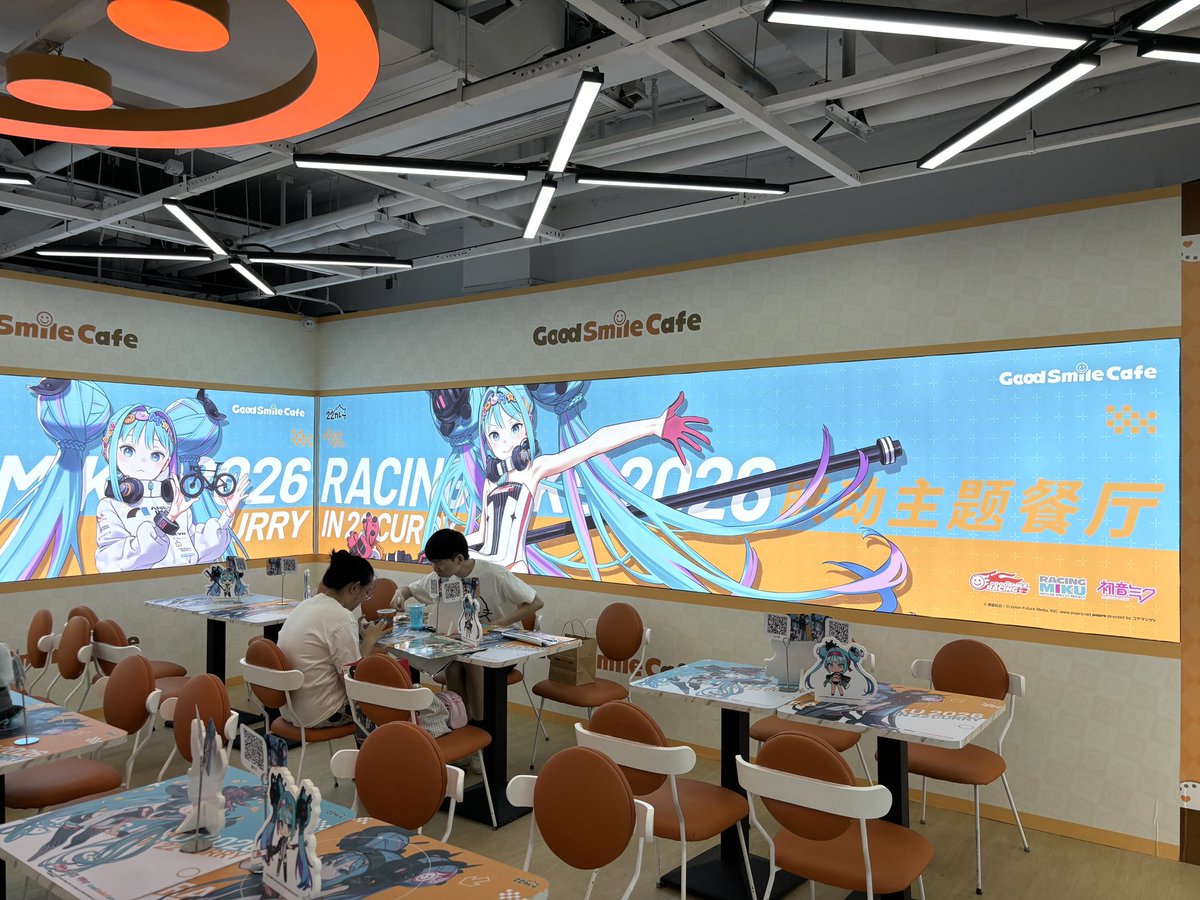 KevinLi414's tweet photo. RACING MIKU 2026 × GoodSmileCafe主題餐廳
颱風還沒到杭州，趁現在趕緊出門吃一頓

餐點：
Racing Miku的清爽藍色蘇打水（35CNY/165NT$）
賽道軌跡三明治（68CNY/320NT$）

#RACINGMIKU 
#レ���シングミク https://t.co/N2ZrZhmQa4