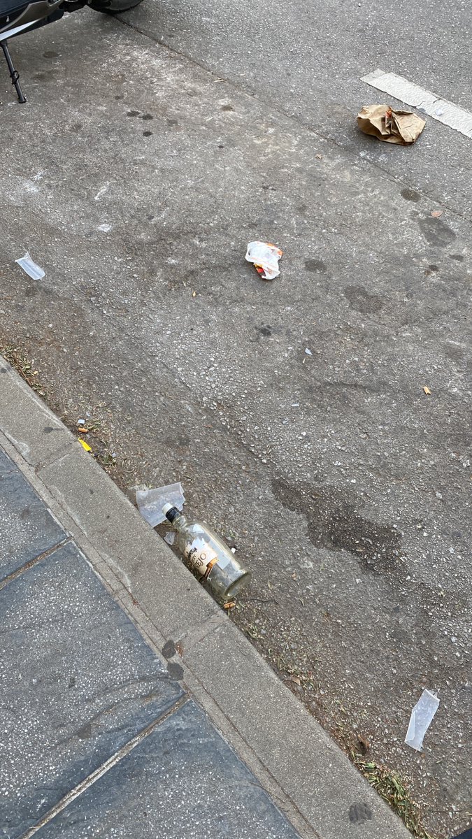 PaulaLatorres1's tweet photo. Da asco pasear @malaga @malaga_este @MlgLimpia @LimasamOficial @malagaHAVESOS @BarriosMalaga @malagaparavivir @opiniondemalaga @_ElObservador_ https://t.co/c7S3mnHJnM