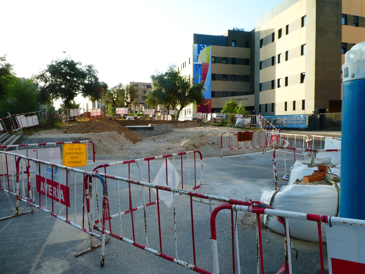 teveomuybien's tweet photo. @MADRID Aprovechando el debate sobre el cáncer que supone el absentismo laboral, me gustaría mostrarles una obra que lleva paralizada MESES sin que se vea a nadie trabajando ningún día.
Supongo que el contrato será por tiempo de la obra, no por acudir a ella para terminarla de una vez, + https://t.co/G5KckixrMh