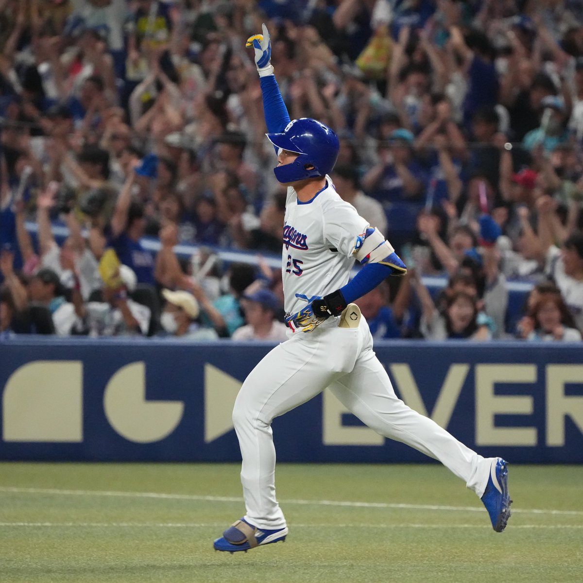 DragonsOfficial's tweet photo. ／
＃JERAセ・リーグ 速報⚾️
＼
中８ー１広
本日の ＃月間JERAセ・リーグAWARD ノミネート選手はこちら✋
１本塁打を含む２安打５打点の活躍を見せた ＃石川昂弥 選手です。
ノミネート選手はこちら　https://t.co/npQIT8WvhE
JERA協賛特設ページ　https://t.co/2KJierPSp7
#JERA 　#灯セ
#どらほー https://t.co/3gKsbYJOp9