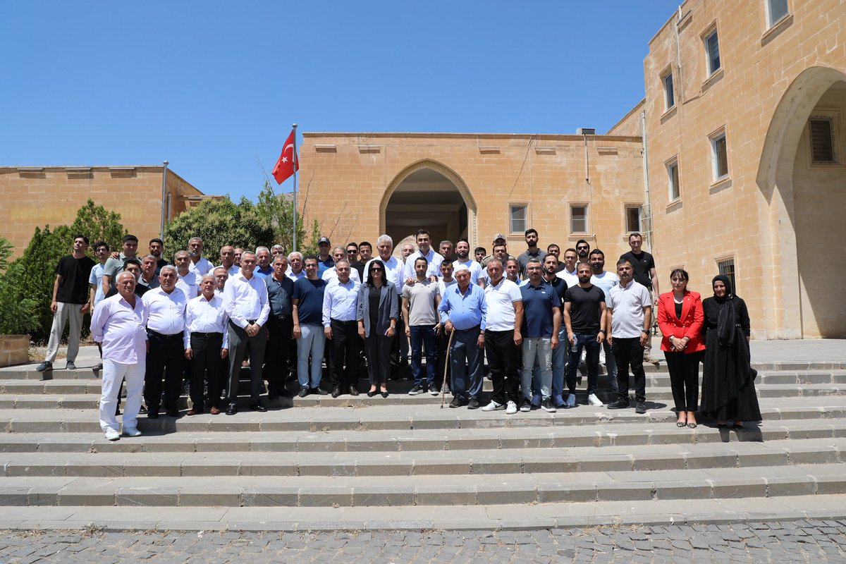 Hasankeyf_K's tweet photo. Aziz Hasankeyfli Hemşehrilerim;

4 Eylül 2023 tarihinde büyük bir onur ve sorumlulukla başladığım Hasankeyf Kaymakamlığı görevimi, Cumhurbaşkanlığımızın tensipleriyle Batman Vali Yardımcılığı görevine atanmış olmam nedeniyle bugün sizlere veda ediyorum.

Görev sürem boyunca Hasankeyf’i sadece görev yaptığım bir ilçe olarak değil, gönülden bağlandığım bir yuva olarak gördüm. Devletimizin sıcak elini her haneye ulaştırabilmek için vatandaşlarımızla daima iç içe olmaya, dertleri yerinde dinlemeye ve çözümü birlikte üretmeye gayret ettik. İlçemizin tüm köylerini ziyaret ederek kıymetli muhtarlarımız, kurum amirlerimiz ve siz değerli hemşehrilerimizle omuz omuza çalışmanın huzurunu yaşadım.

Binlerce yıllık medeniyetlere ev sahipliği yapan Hasankeyf’imizin sahip olduğu tarihî, kültürel ve doğal zenginliklerin hak ettiği değeri görmesi en büyük önceliklerimizden biri oldu. Bu eşsiz mirası ülkemize ve dünyaya daha güçlü şekilde tanıtmak, ilçemizin turizm potansiyelini geliştirmek ve geleceğine katkı sunmak için tüm imkânlarımızla gayret gösterdik. Hasankeyf’in her geçen gün daha fazla tanınmasına katkı sağlayabilmiş olmayı, görev hayatımın en kıymetli kazanımlarından biri olarak görüyorum.

Bu güzel ilçede görev yaparken bana güvenen, kapısını ve gönlünü açan tüm hemşehrilerime; uyum içerisinde çalıştığımız kurum amirlerimize, muhtarlarımıza, sivil toplum kuruluşlarımıza ve fedakârca görev yapan tüm çalışma arkadaşlarıma en kalbi teşekkürlerimi sunuyorum.

Bugün görev yerim değişiyor olabilir; ancak Hasankeyf’in ve burada kurduğumuz gönül bağlarının bende bıraktığı iz hiçbir zaman değişmeyecektir. Sizleri daima sevgi, saygı ve hayır dualarıyla hatırlayacağım. Hakkınızı helal etmenizi istiyor, ben de hepinize hakkımı helal ediyorum.

Rabbim birlik ve beraberliğimizi daim eylesin. Hasankeyf’imize huzur, bereket ve başarı dolu yarınlar nasip etsin.

Allah’a emanet olun.

Mehmet Ali İMRAK
Batman Vali Yardımcısı